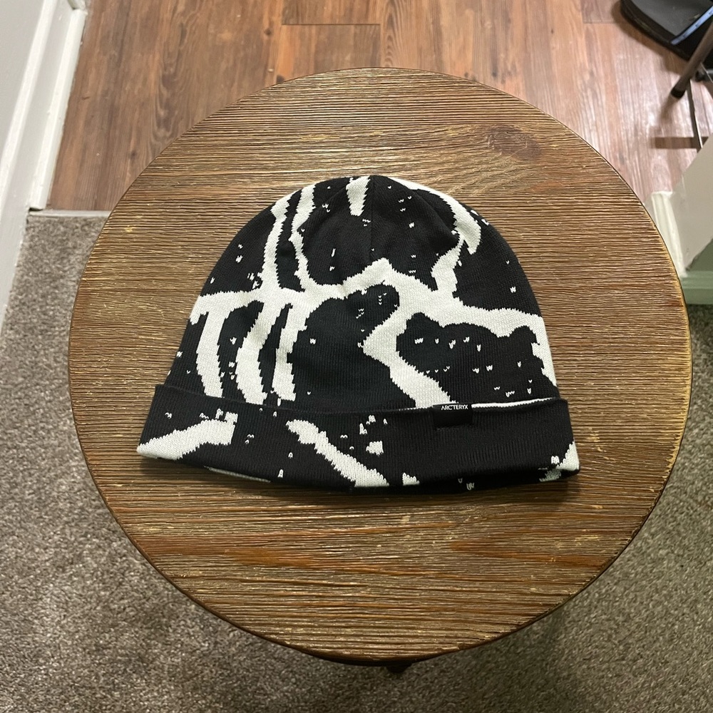 Arc’teryx Black/White Beanie